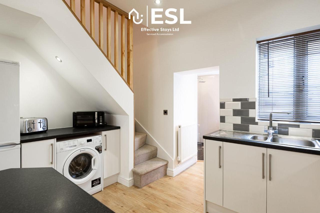 2 Bedroom Terrace Cottage, Parking, 5 Minutes Drive To Royal Shrewsbury Hospital Exterior photo